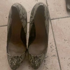 Close toe Paisly beige stilettos